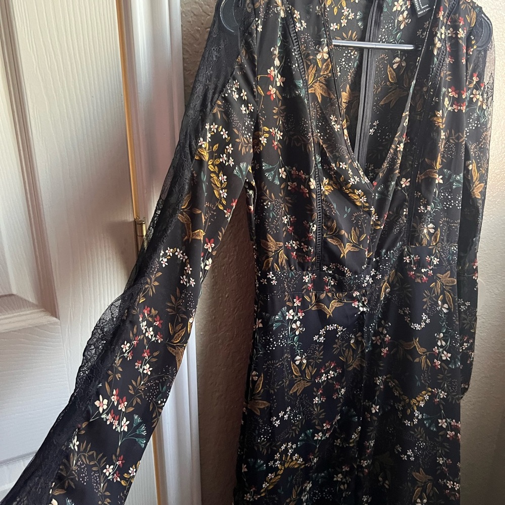 Maxi dress with lace sleeves